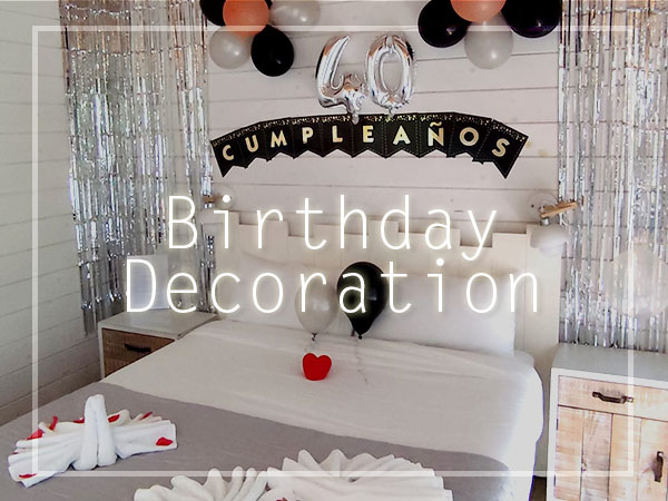 Botella de cava en una cubitera con hielo y dos copas servidas sobre una mesa.